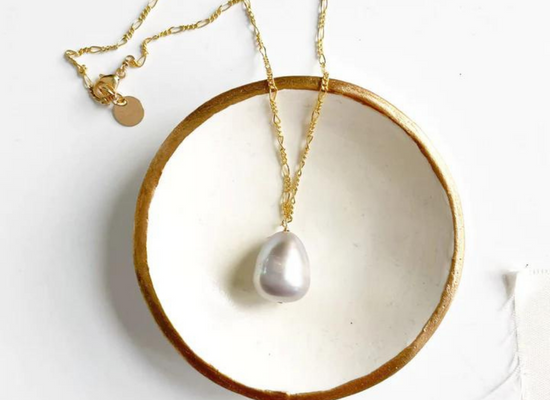 Pearl necklace as a luxury gifts for her